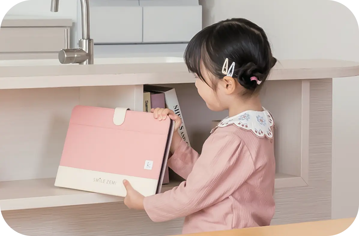 自分でタブレットを準備する子ども